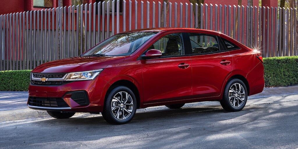Nuevo auto tipo sedán Chevrolet Aveo 2024 con espejos exteriores con ajuste eléctrico