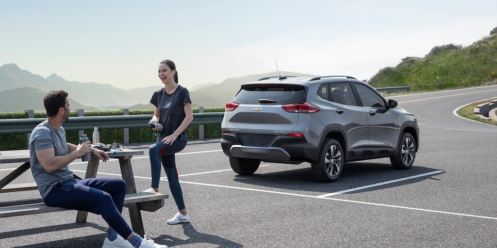 Disfruta al lado Chevrolet Tracker, SUV en color plata brillante